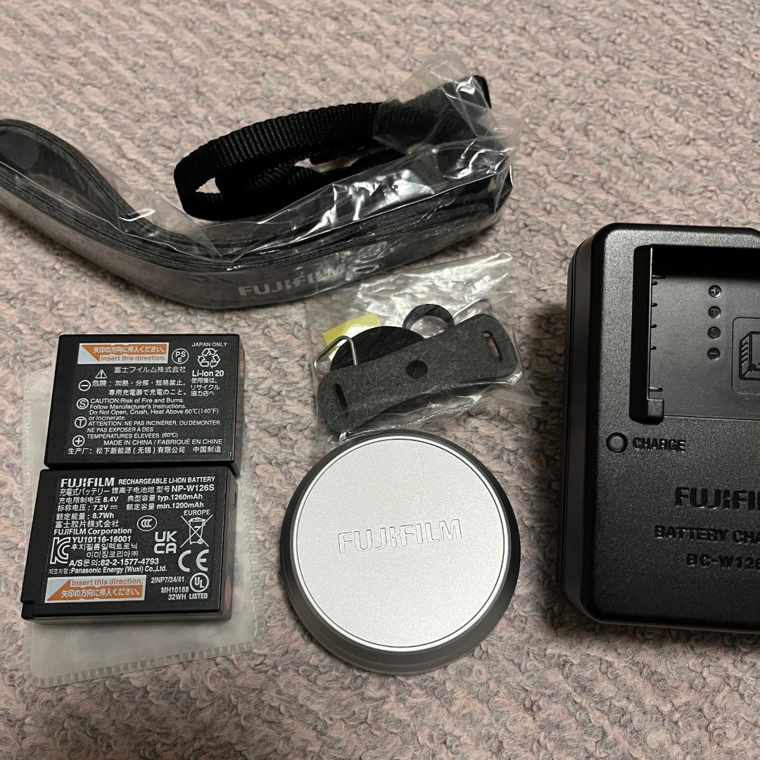 【多言語】Fujifilm x100vi シルバー 【アクセサリー多数】