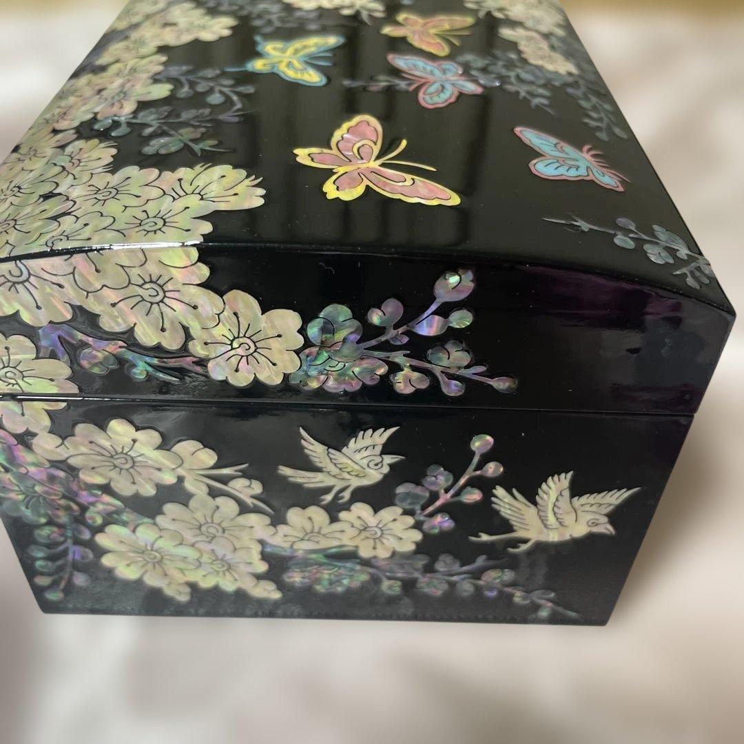 韓国　漆器 蝶と花の装飾 収納ボックス