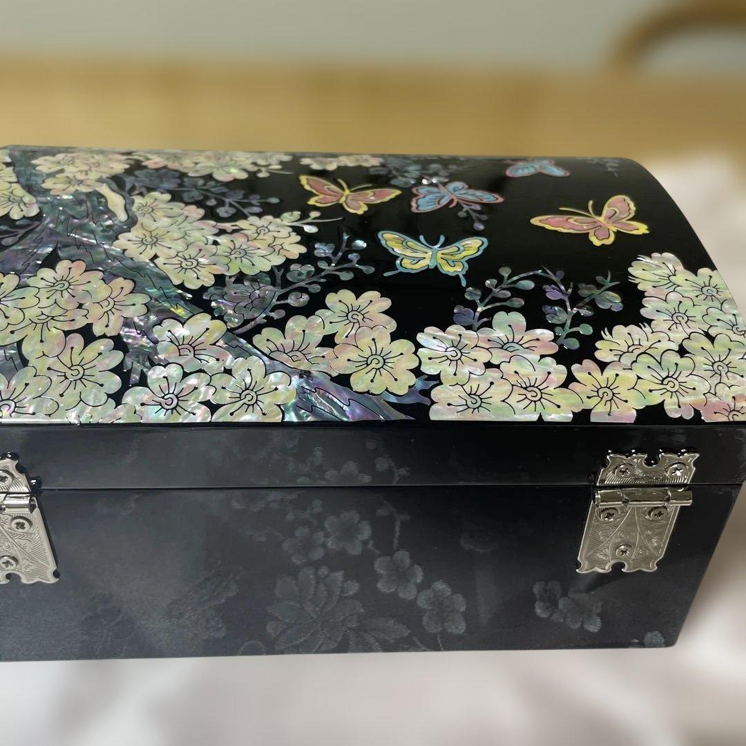 韓国　漆器 蝶と花の装飾 収納ボックス