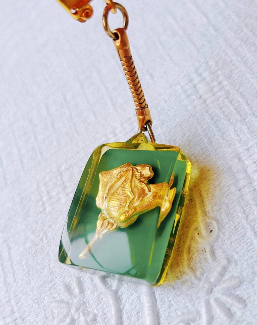 レア　フレンチキーホルダー　 1960s ヴィンテージ　バラ　花　繊細　レリーフ