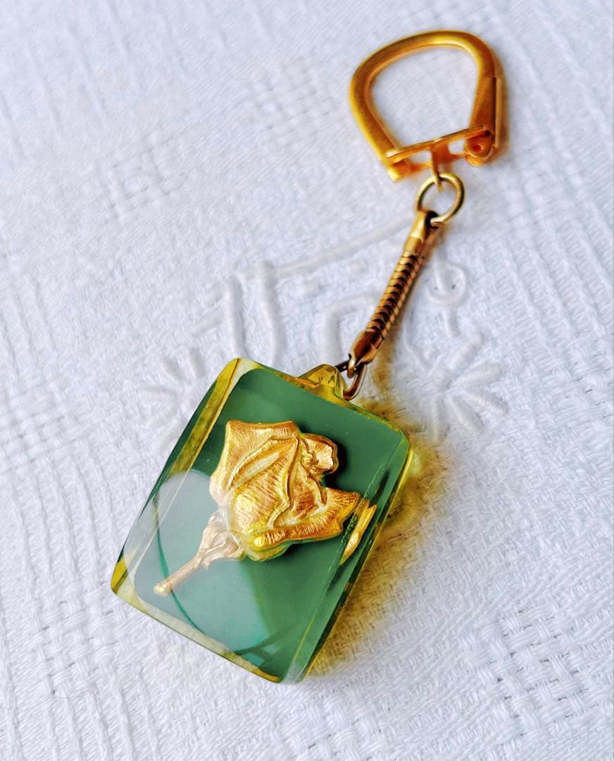 レア　フレンチキーホルダー　 1960s ヴィンテージ　バラ　花　繊細　レリーフ