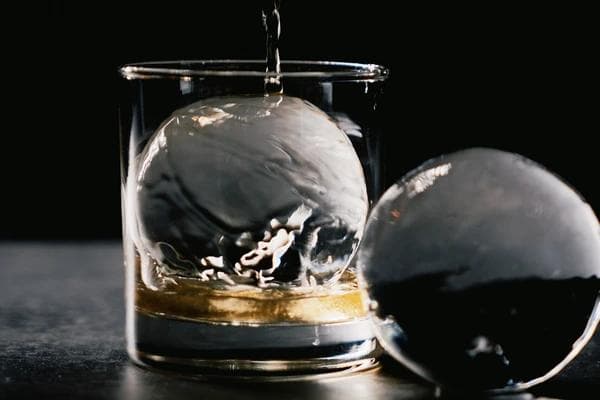 ご自宅で嗜む一杯をワンランク上へ格上げ！丸氷製氷機　ホームバーテンダー