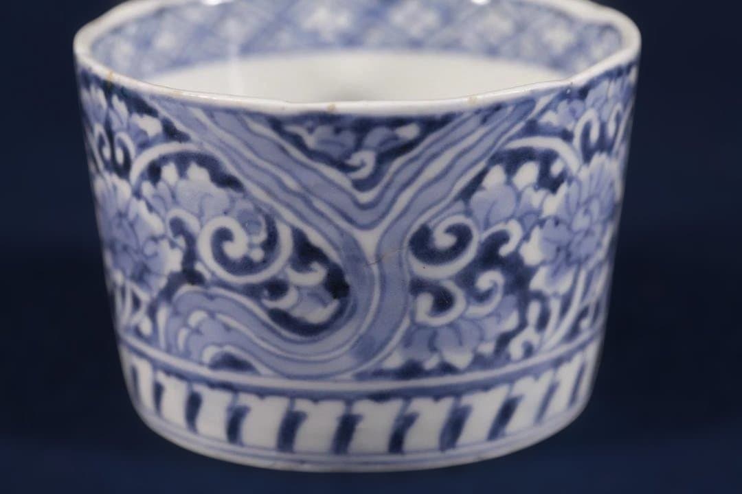 644　古伊万里大振染付大河蛇行菊花唐草図蕎麦猪口　ほぼ完品　江戸中期