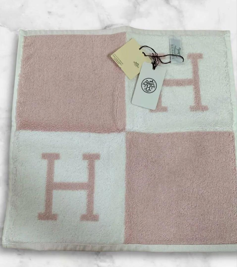 新品タグ付き！HERMESエルメス　上品なタオルハンカチ　ピンク、ホワイト