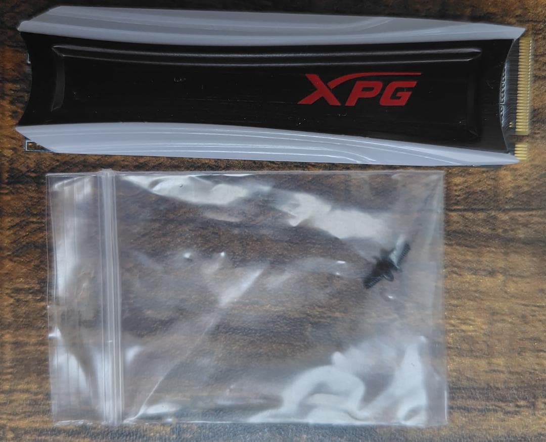 XPG SPECTRIX S40G 1TB SSD（本体とネジ×2）