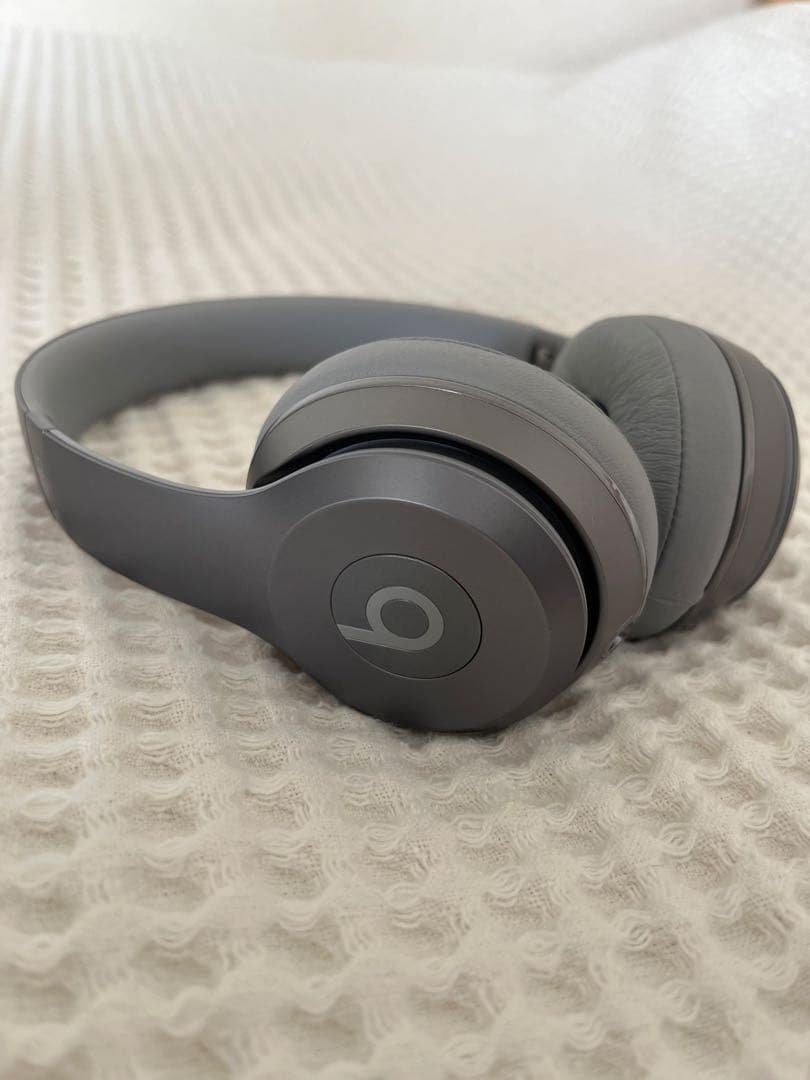 ほぼ未使用 Beats Solo2 ヘッドホン グレー ケース付き 有線
