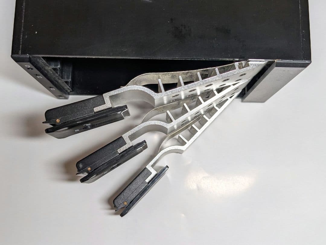 5インチフロントベイ2つに3.5HDD×3個　BPN-DE230SS-SV