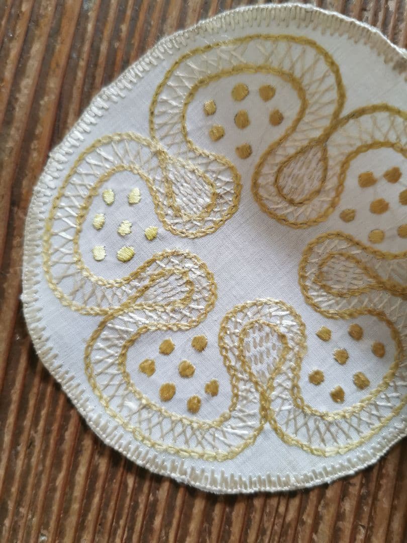 アンティーク ソサイエティシルク刺繍ドイリー上質リネン 5枚花弁 山吹色&檸檬