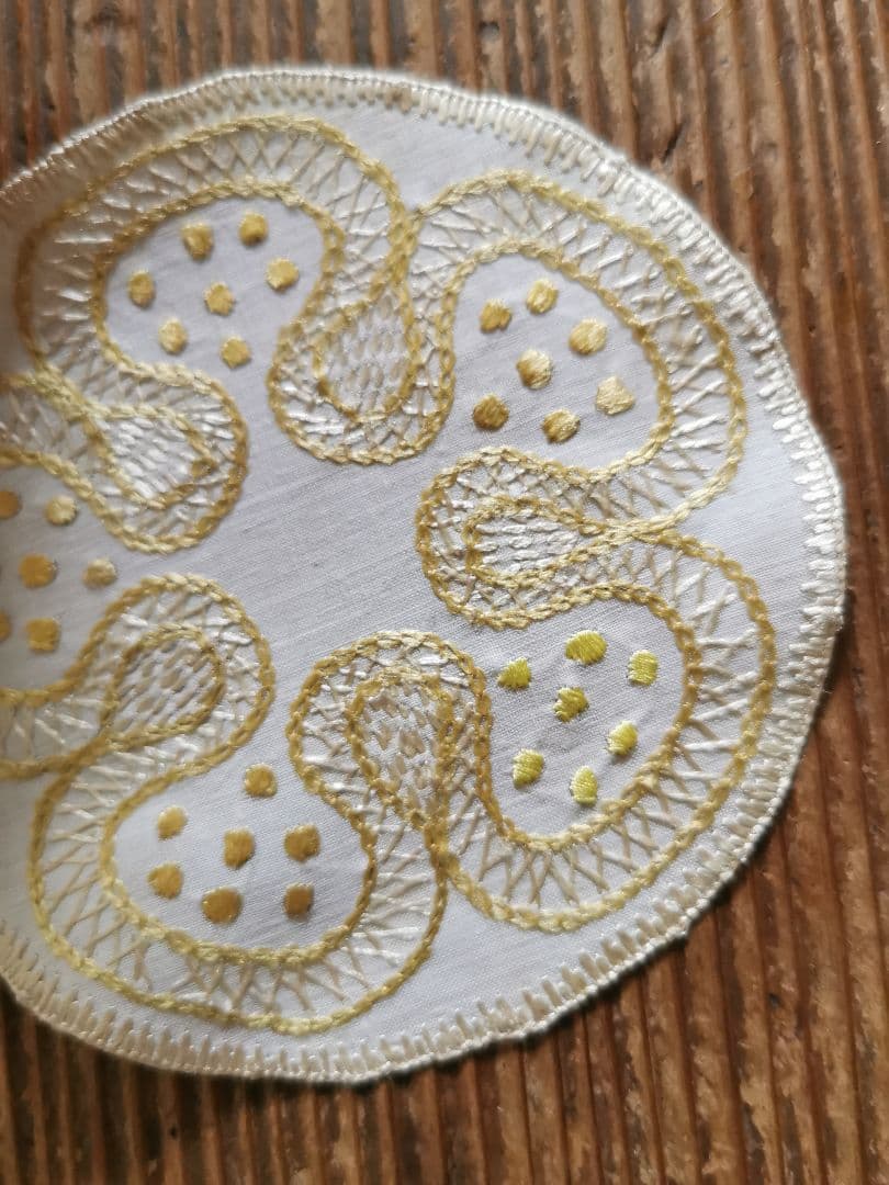 アンティーク ソサイエティシルク刺繍ドイリー上質リネン 5枚花弁 山吹色&檸檬