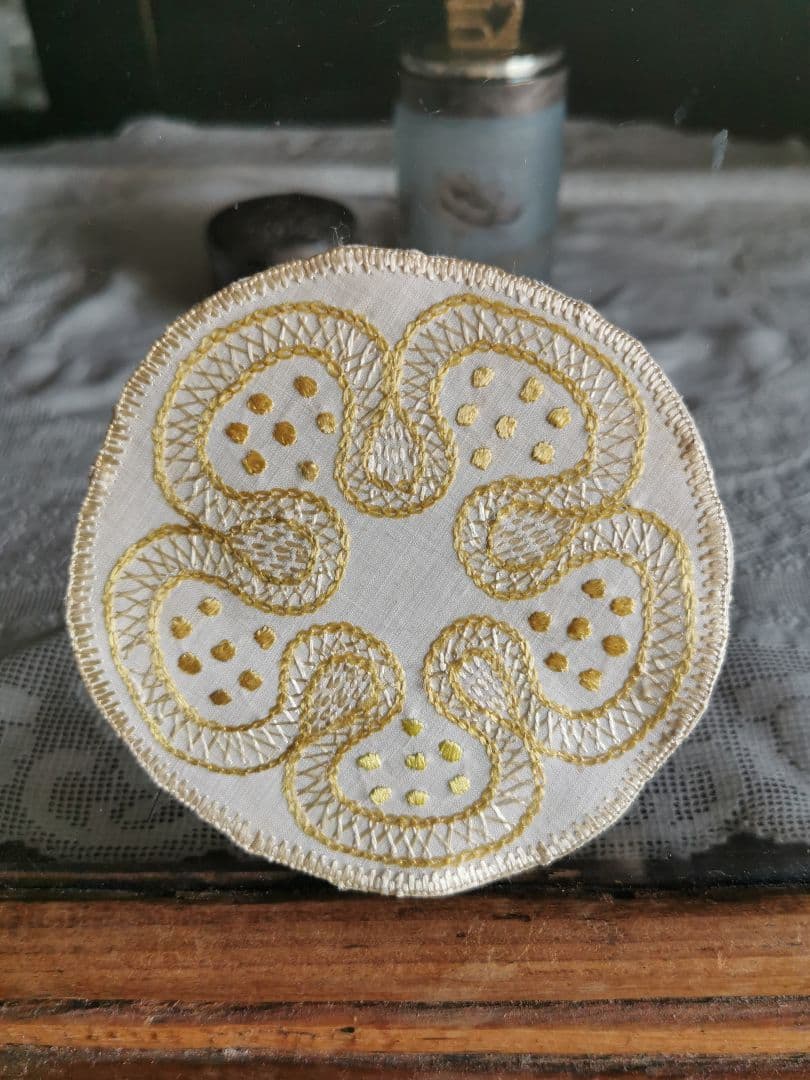 アンティーク ソサイエティシルク刺繍ドイリー上質リネン 5枚花弁 山吹色&檸檬