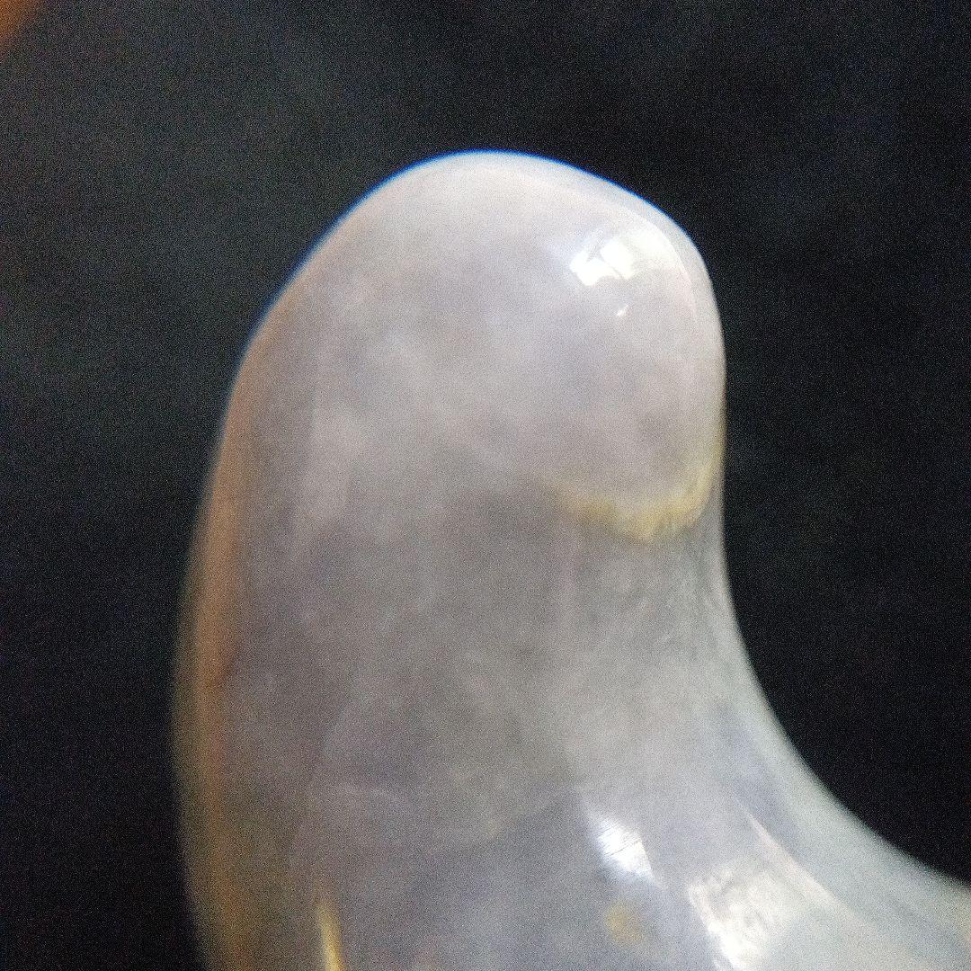 天然石 勾玉　淡い緑色と白色の混合　約18g