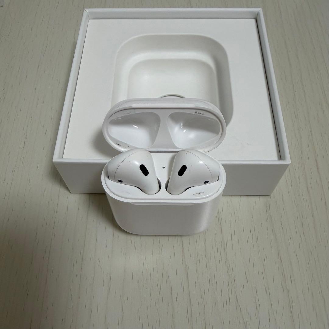 【動作確認済】純正品 AirPods 第2世代 （充電ケースランプ内側タイプ）