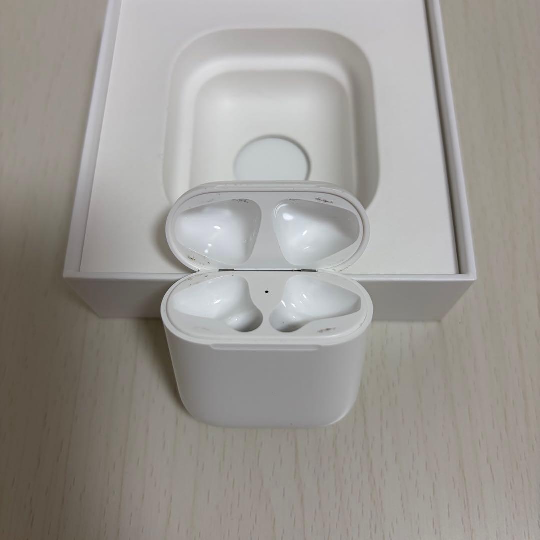 【動作確認済】純正品 AirPods 第2世代 （充電ケースランプ内側タイプ）