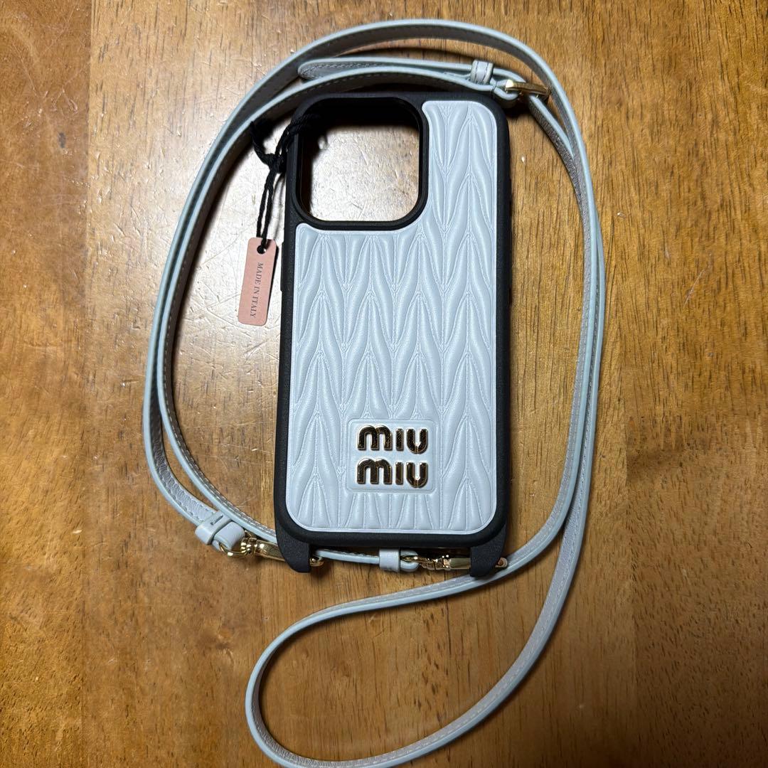 miu miu iPhone15proケース ストラップ付き