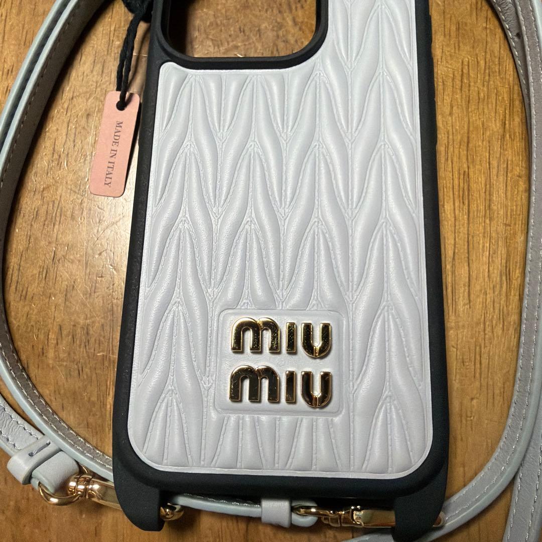 miu miu iPhone15proケース ストラップ付き