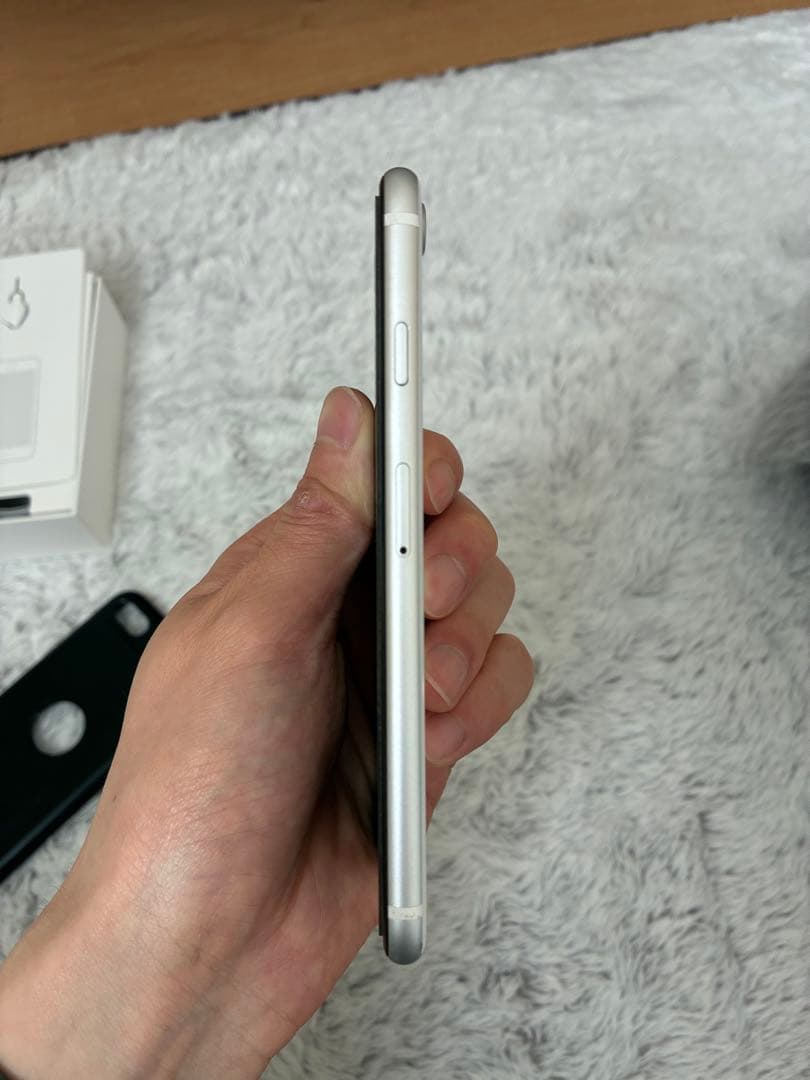 Apple iPhone SE 第二世代　白 本体　64GB