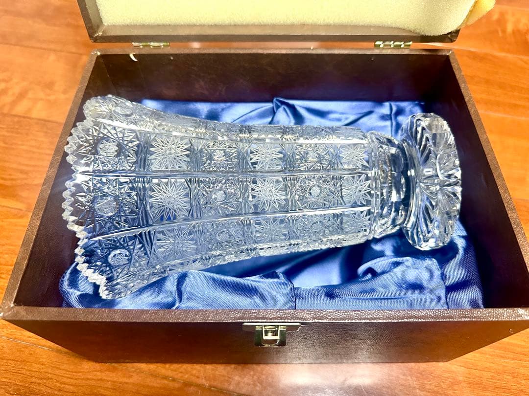 週末セール【新品・未使用】BOHEMIAガラス 花瓶 木製ボックス付き