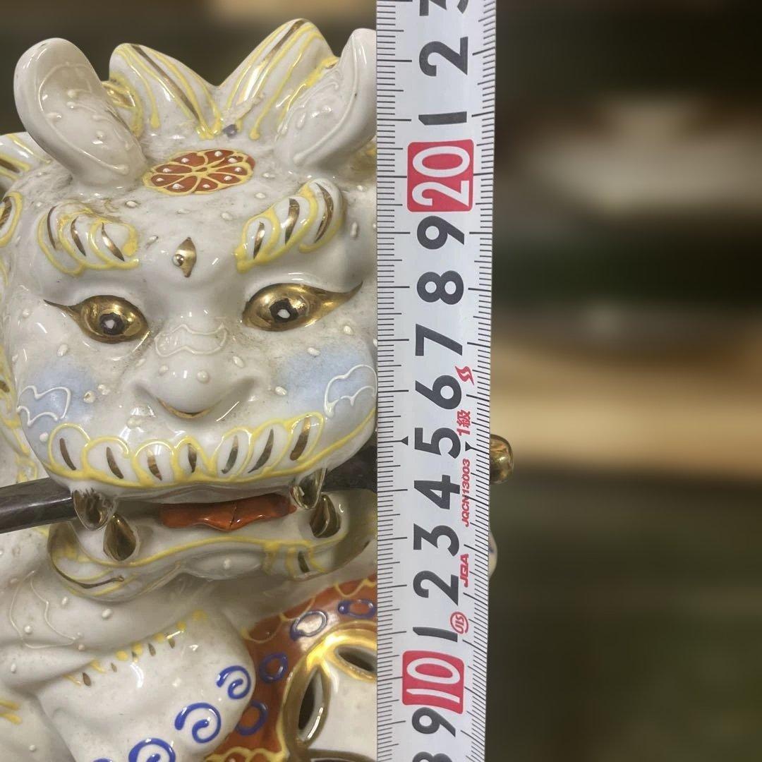 陶器製 獅子像 刀をくわえた置物　骨董　玉乗り獅子　金彩　ホワイトベース