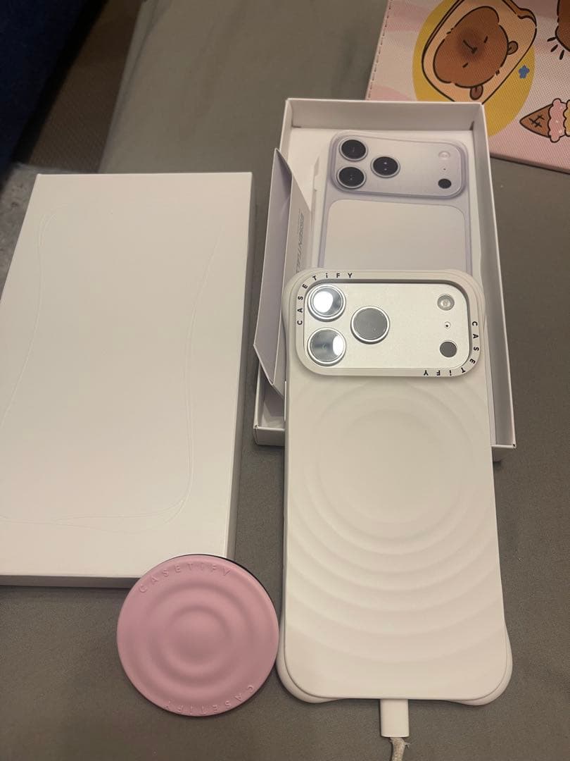 iPhone 17promax用ホワイトケース セットで販売です