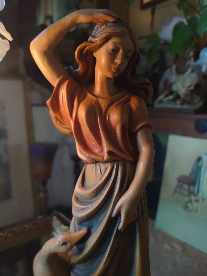 ANRI (アンリ)女の子とアヒル Wood Carving by ANRI