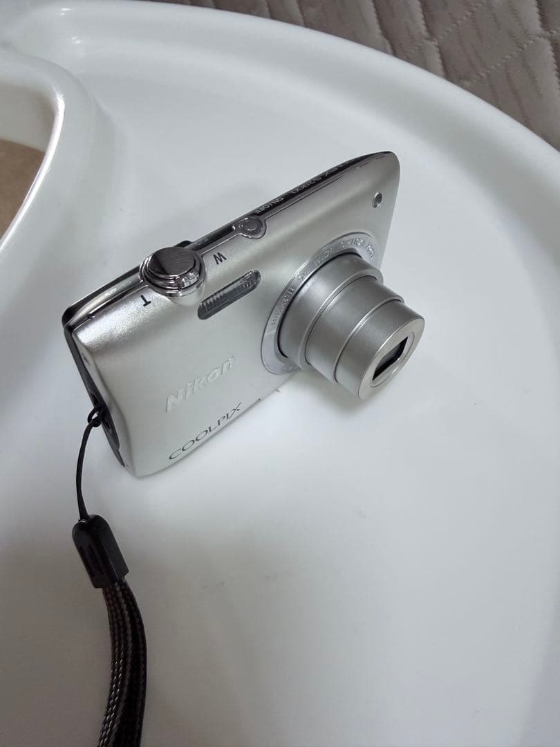 美品 Nikon ニコン COOLPIX A100 シルバー デジカメ