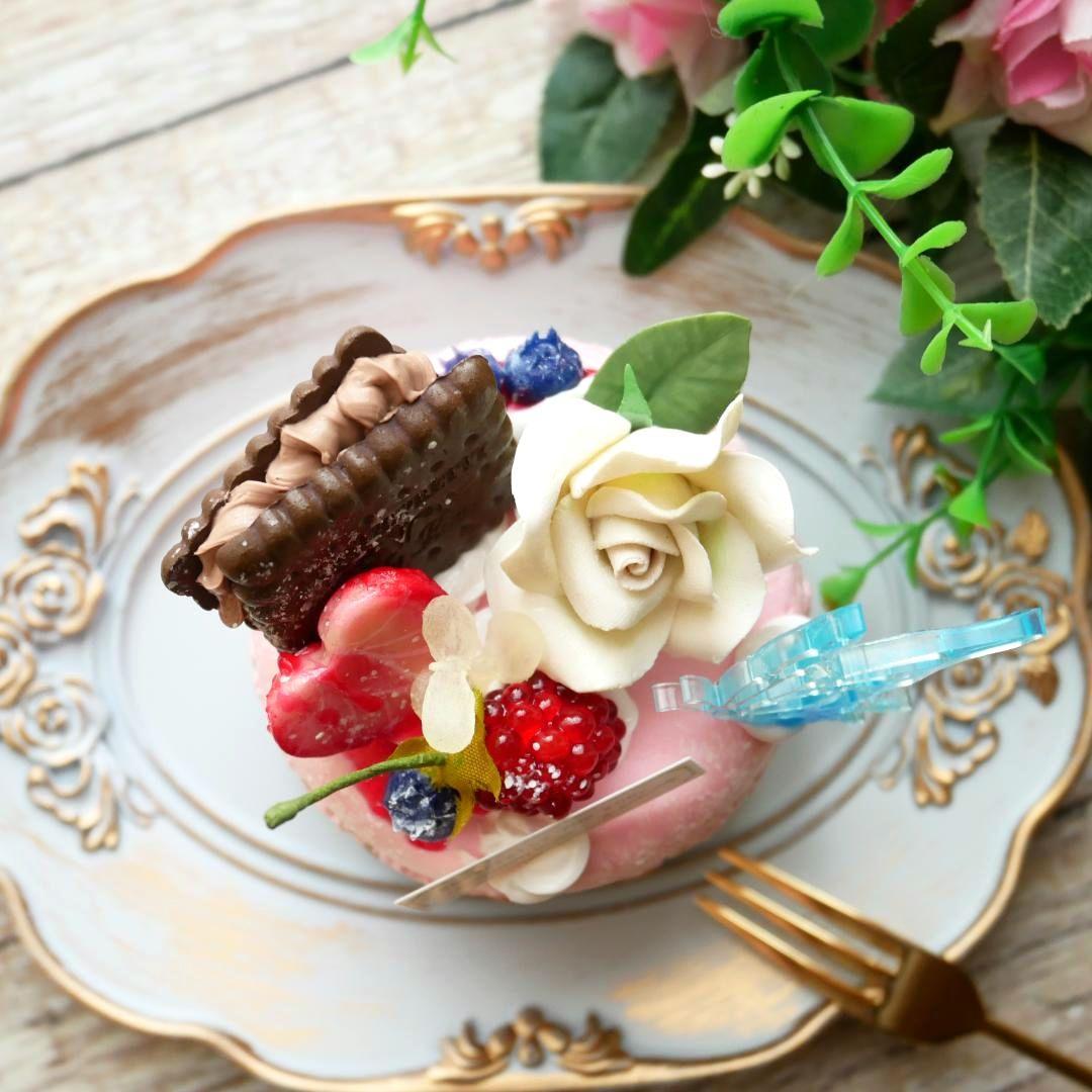 【ひび様】フェイクスイーツ❤︎‬ホワイトローズ＆ベリー❤︎‬マカロン*リスケーキ