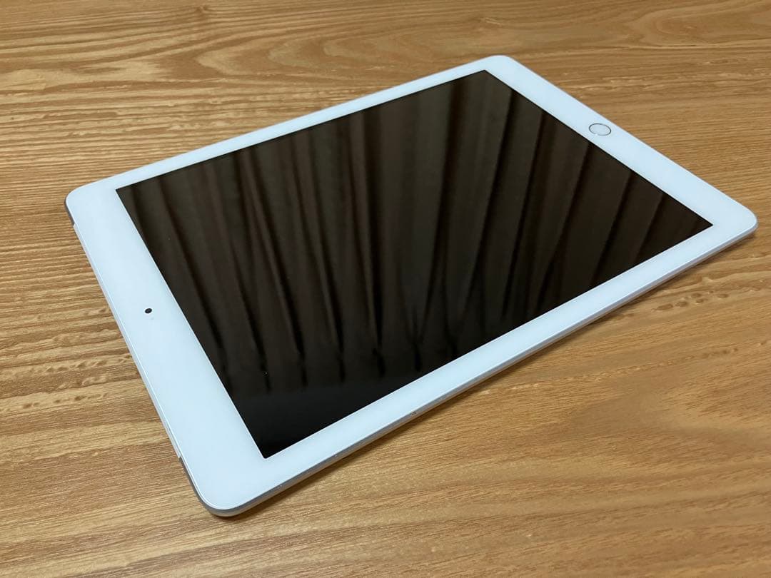 iPad (第６世代) 32GB Wi-Fi+Cellular カバー付