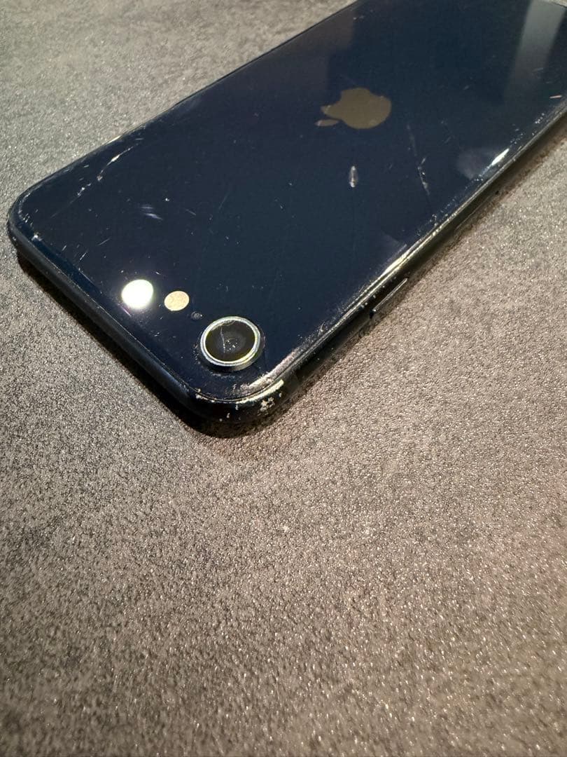 Apple iPhone se 128GB 第３世代　ブラック　背面ひび割れ