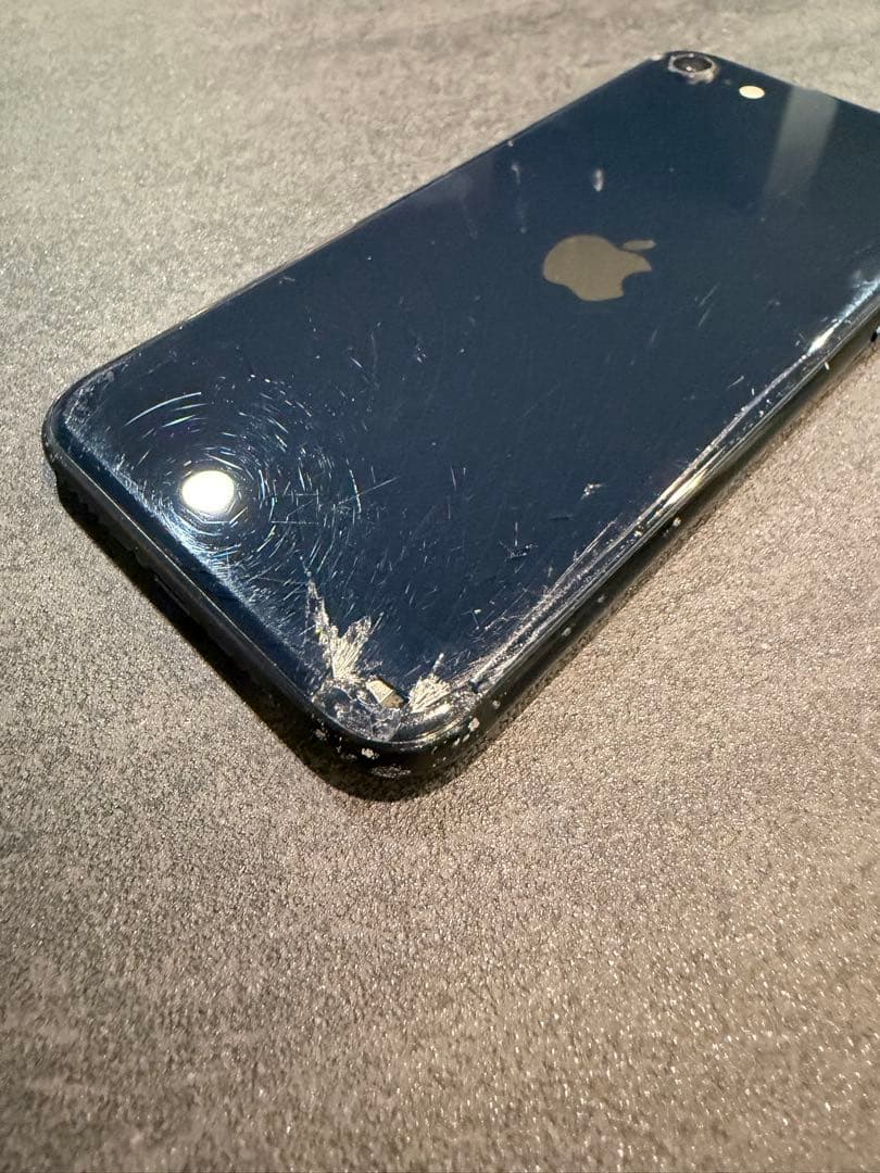 Apple iPhone se 128GB 第３世代　ブラック　背面ひび割れ