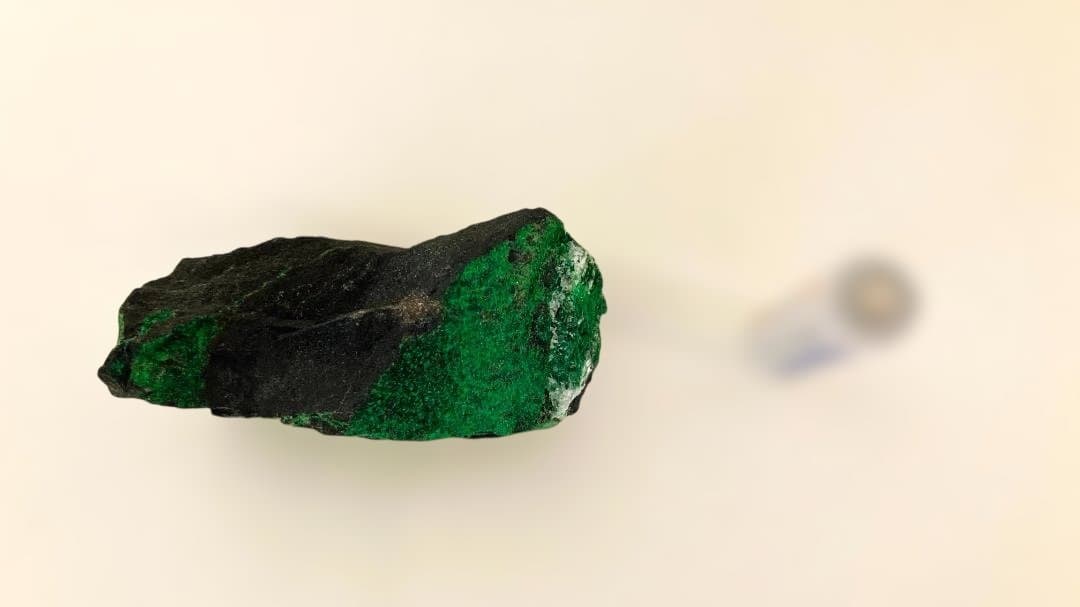 【お値引き交渉あり！】250g越えの超特大ウバロバイト（灰クロム柘榴石）緑の鉱物