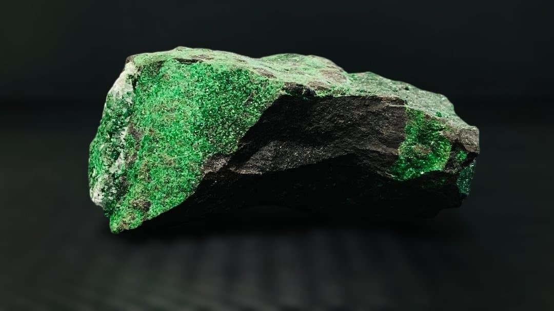 【お値引き交渉あり！】250g越えの超特大ウバロバイト（灰クロム柘榴石）緑の鉱物