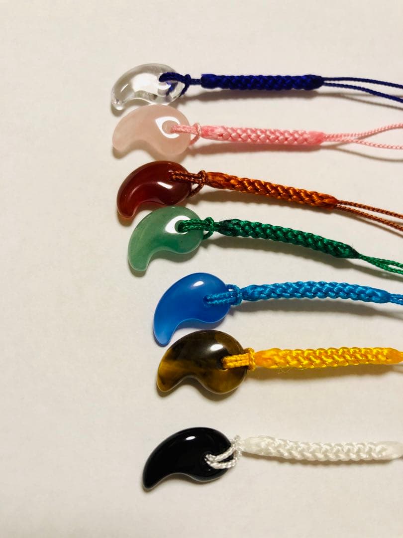 ハンドメイド　天然石勾玉の根付ストラップ　７本セット