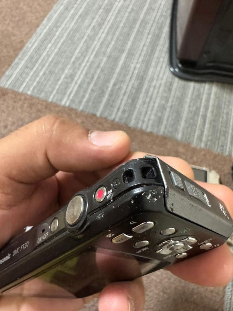 バッテリーが入っていないため、電源が入るかどうかは確認していません。