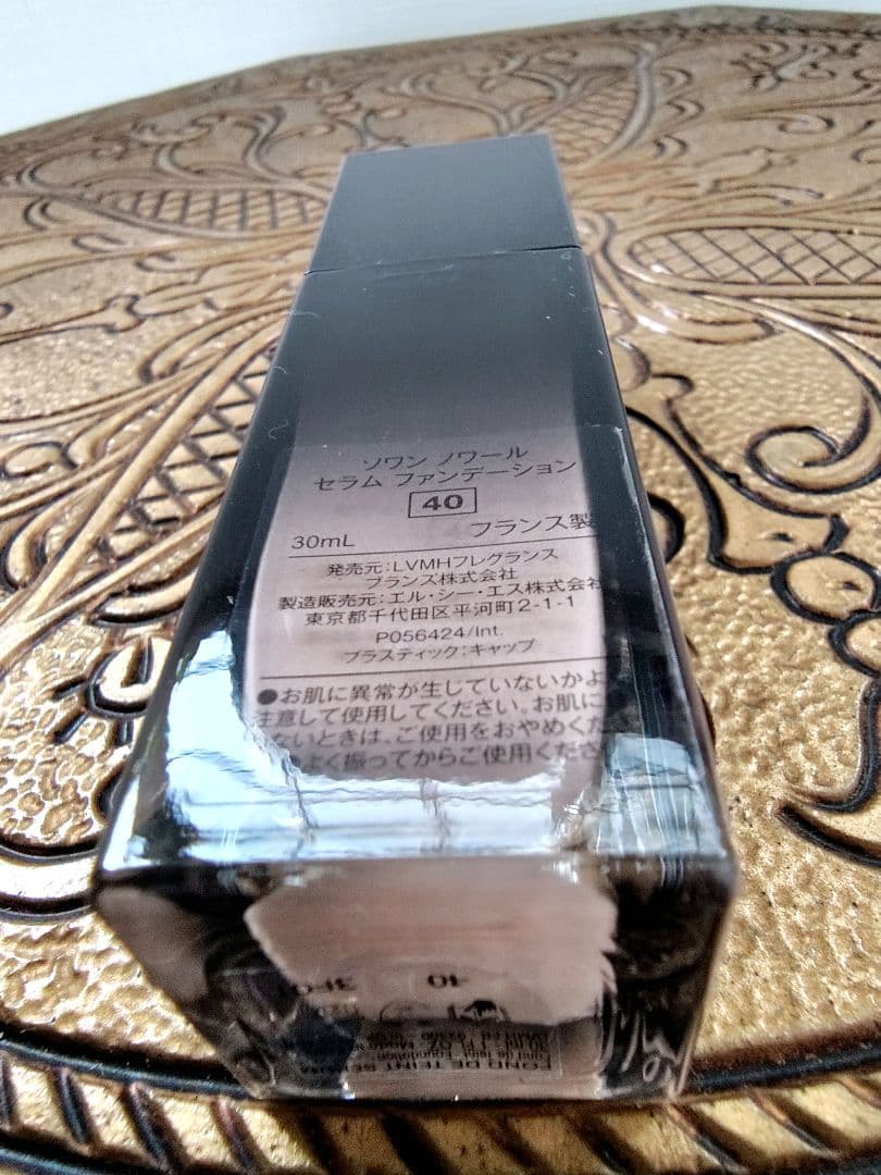 ジバンシー　ソワン ノワール セラム ファンデーション 40　30ml