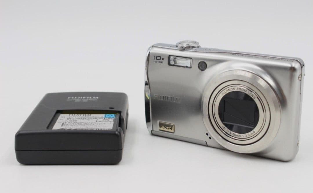 FUJIFILM　フジフィルム　 Finepix F70EXR シルバー