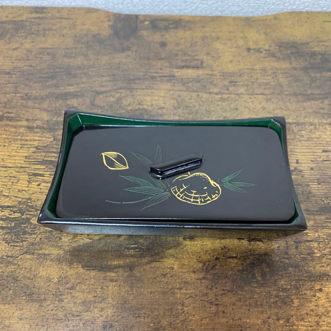 E-1 ⑤ 上品な和菓子器 蓋付き 菓子鉢 黒塗り 内緑 金彩 竹・貝装飾 小物