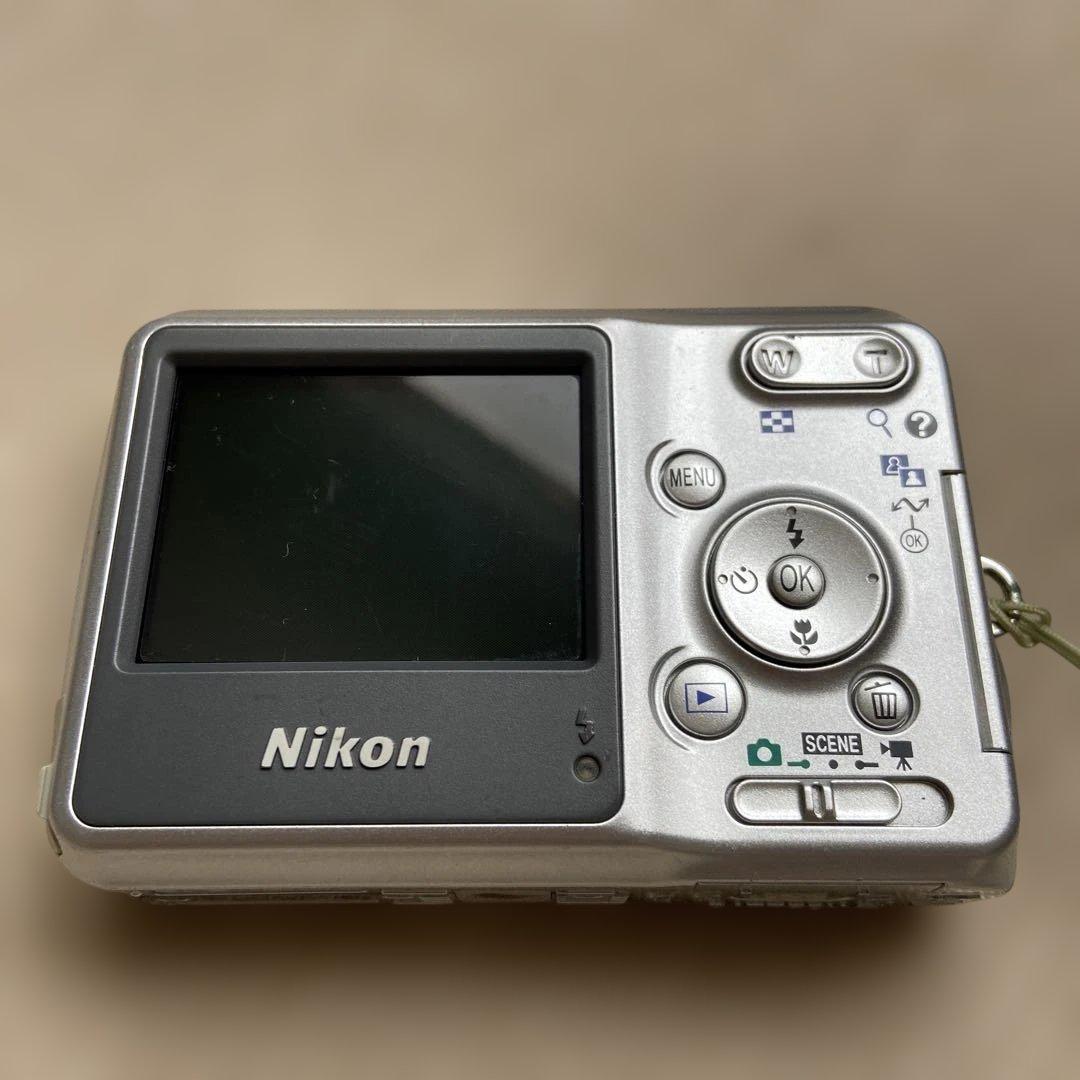 動作確認済Nikon COOLPIX L3 シルバー　単三電池２本使用