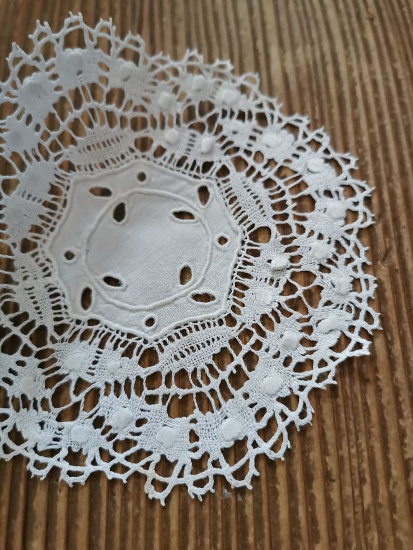 アンティーク アイレット刺繍リネン クルーニーレース ル・ピュイ 花型ドイリー