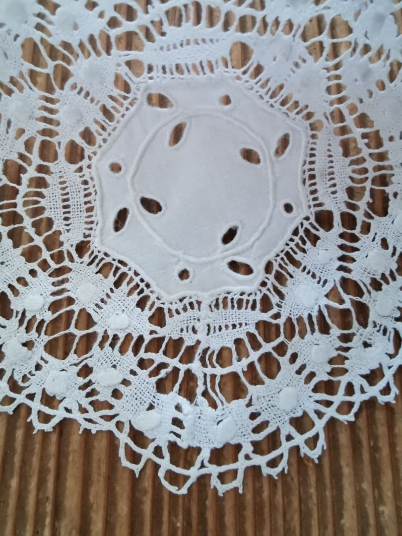 アンティーク アイレット刺繍リネン クルーニーレース ル・ピュイ 花型ドイリー
