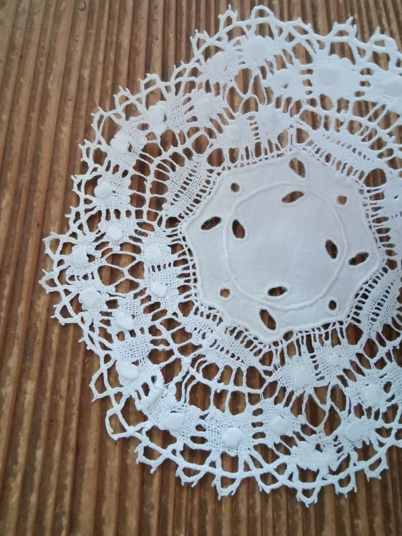 アンティーク アイレット刺繍リネン クルーニーレース ル・ピュイ 花型ドイリー