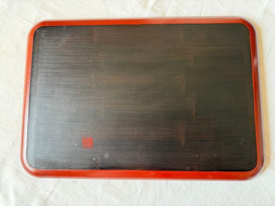 鎌倉彫　赤い漆器の丸型盆 と長方形型盆