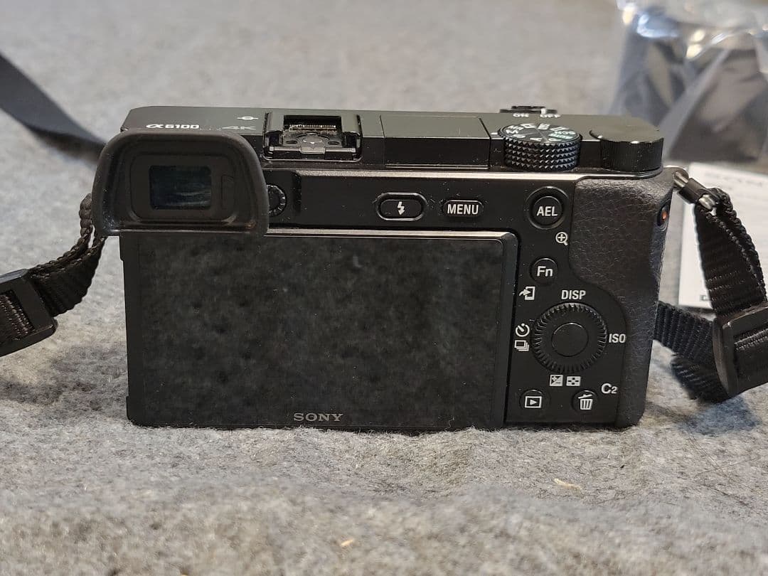 SONY α6100 ミラーレス一眼 ほぼ新品 使用回数少なめ おまけ付き
