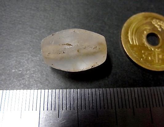 ★N0401★古代石 (224) 出土　水晶　6面クオーツビーズ　アフガニスタン