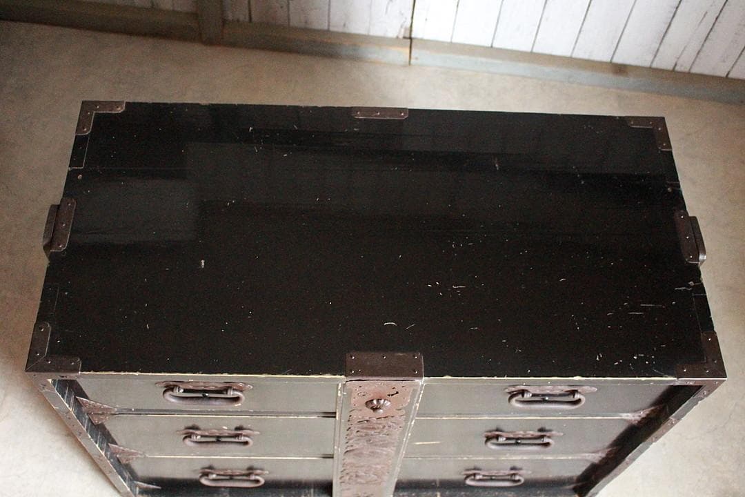 時代庄内箪笥3段　打ち出し金具閂付き