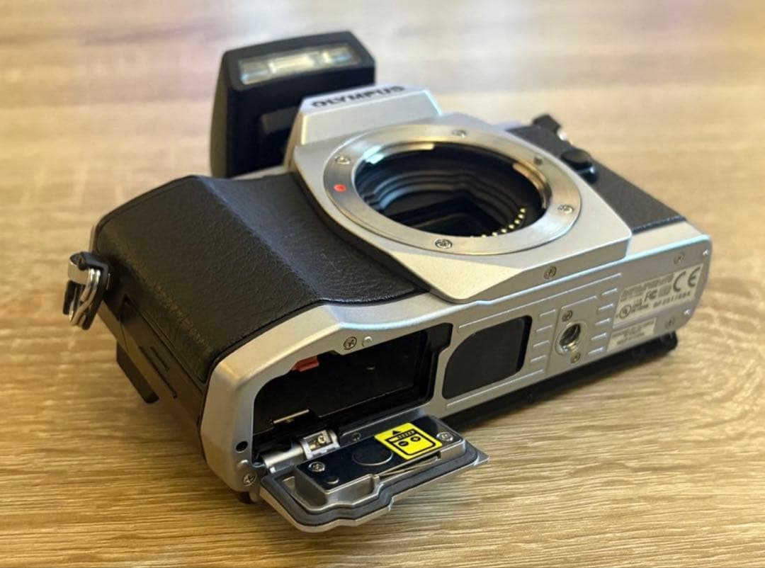 OLYMPUS OM-D E-M5シャッター1941回+レンズ+コンボセット