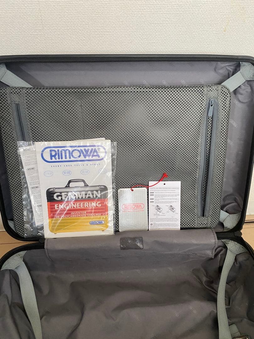 【リモワ　RIMOWA 32L キャンビン　持ち込みサイズ】黒　ポリカーボネイト