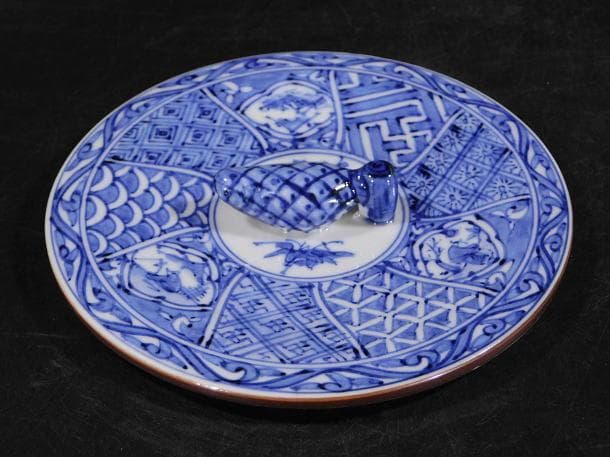 【茶道具　高野　昭阿弥　祥瑞写　瓢形腰捻　水指（共箱）／蓋摘松毬　見返石榴染付】