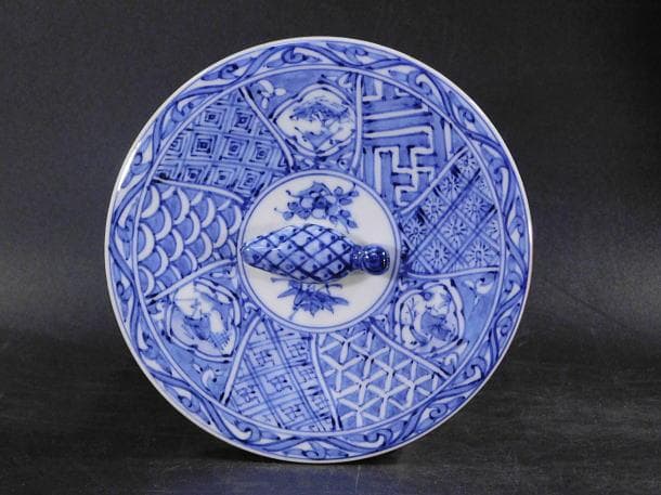 【茶道具　高野　昭阿弥　祥瑞写　瓢形腰捻　水指（共箱）／蓋摘松毬　見返石榴染付】