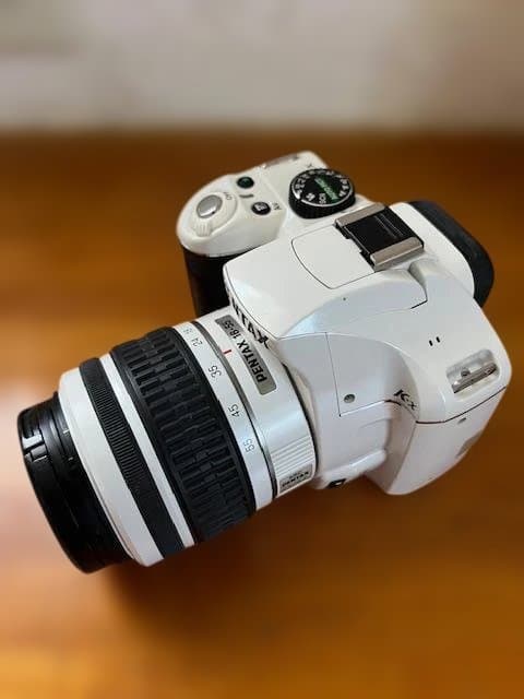 PENTAX K-x ホワイト レンズ付　55―300㎜　ズーム　カメラバック付