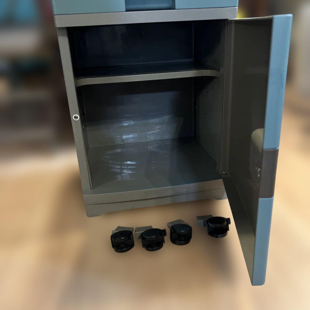rubbermaid ラバーメイド　キャビネット　サイドデスク　サイドテーブル